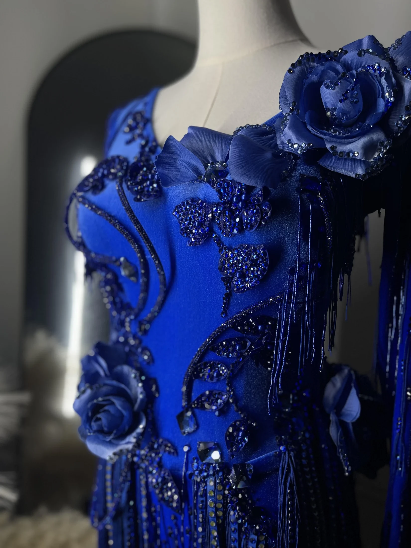 Gravity floral shoulder and sapphire crystal detail